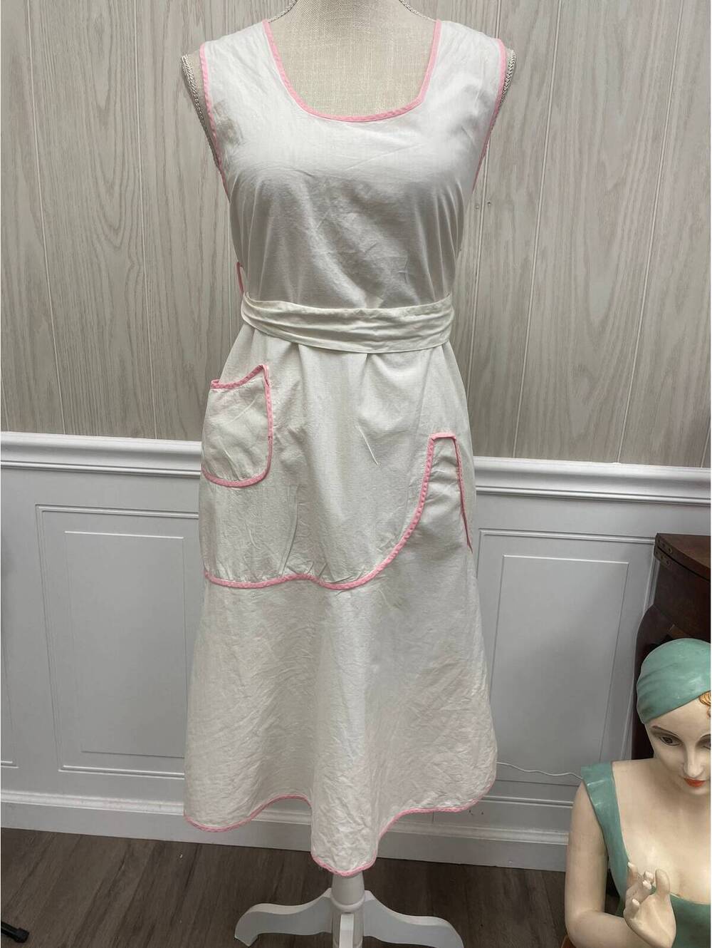 Vintage cotton white with pink edges full wrap apron